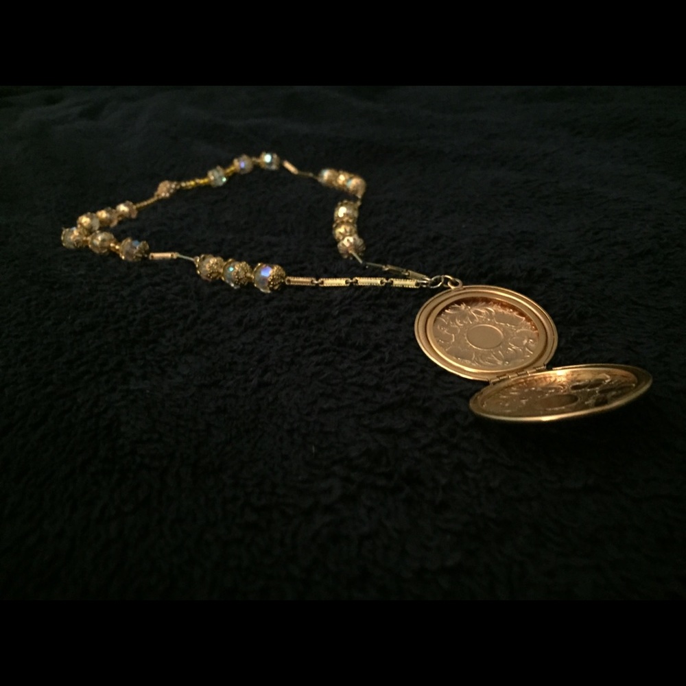 NWOT Classy Gold Lockett Necklace